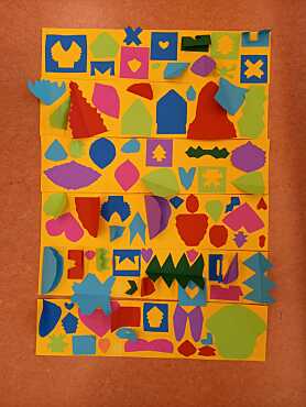 Bunte Faltschnitte sind aufgeklebt