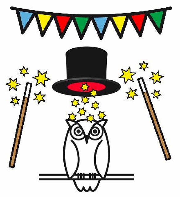 Eine Eule wird von Sternen und einer bunten Wimpel-Kette umrahmt