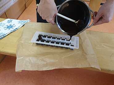 flüssige und warme Schokoladenmasse wird in eine Form gegossen