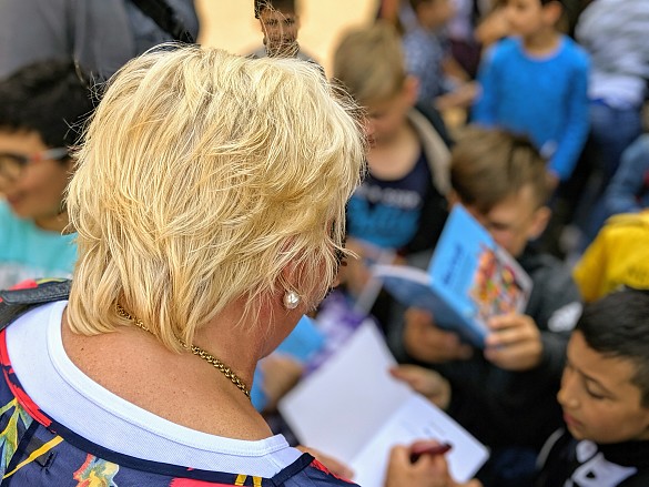 Frau H&ouml;velmann gibt Autogramme