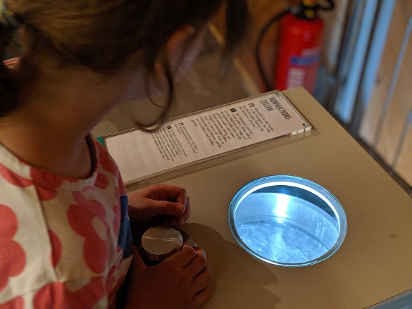 Luise beim Experimentieren...