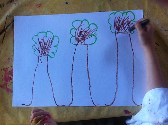 Die 1a malt mit Tempurafarben