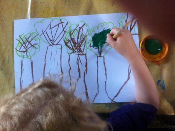 Die 1a malt mit Tempurafarben