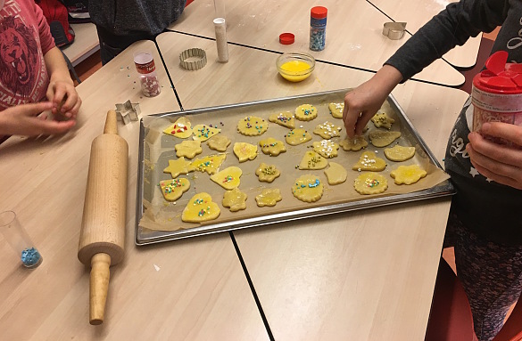 Sterne und auch Tannenbaum, Streusel fliegen durch den Raum!