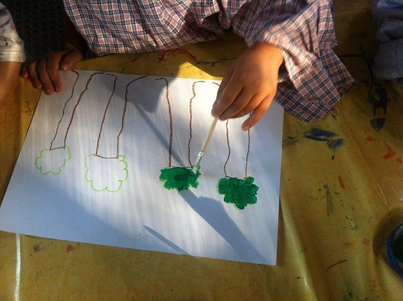 Die 1a malt mit Tempurafarben