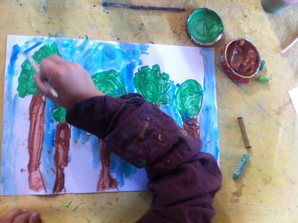 Die 1a malt mit Tempurafarben