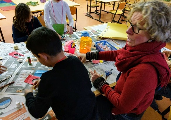 Frau Klapprott bastelt in der 3c.