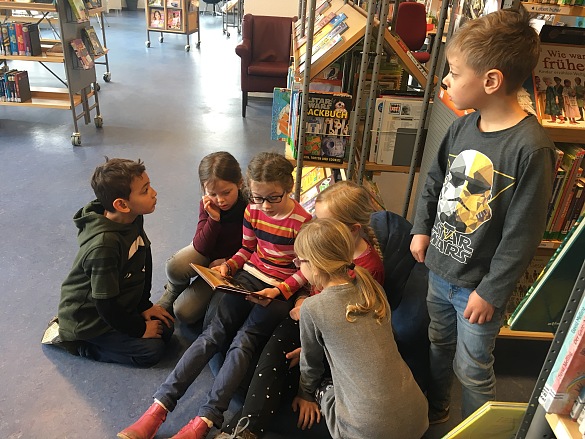 Die 2b in der Stadtbibliothek