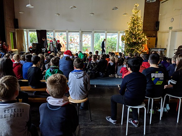 ...versammelt in der Aula