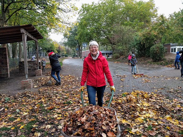 Frau Hartog mit Freude bei der Arbeit