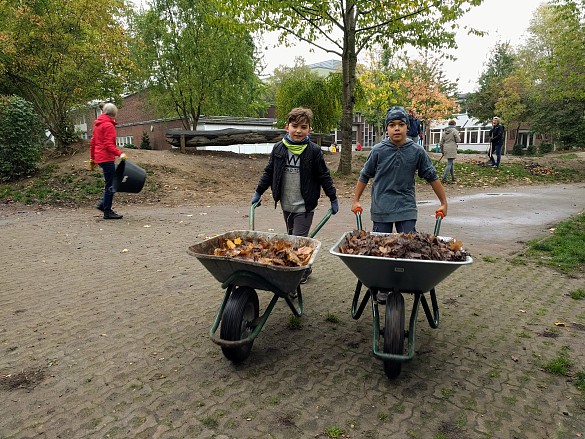 Alem und Aaron schaffen das Laub weg