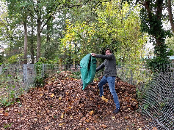 Herr Schatz tut so, als w&uuml;rde er arbeiten
