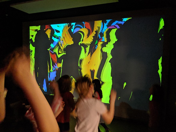 Wir tanzen uns farbige Bilder