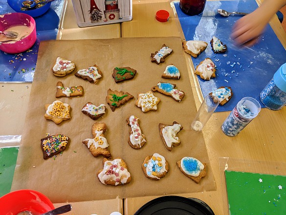 Beim Verzieren im Klassenraum