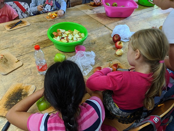 Die &Auml;pfel werden zerschnitten