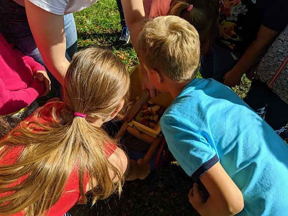 Beim Schreddern der Apfelst&uuml;ckchen