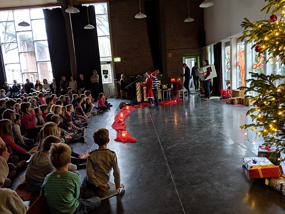 Kinder des vierten Jahrgangs moderieren