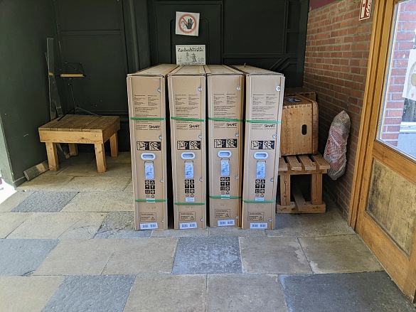 ...und die Tafeln werden angeliefert.