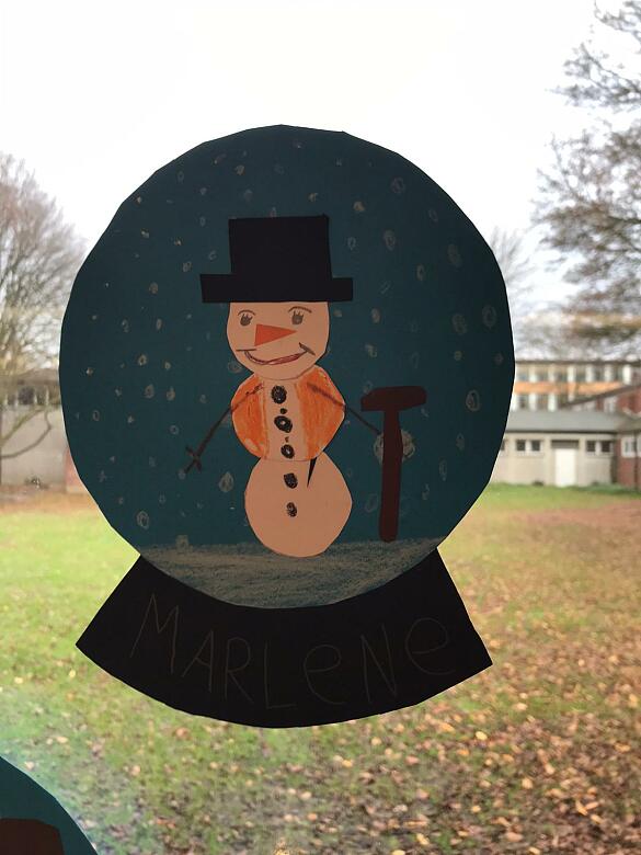 Schneemann am Fenster