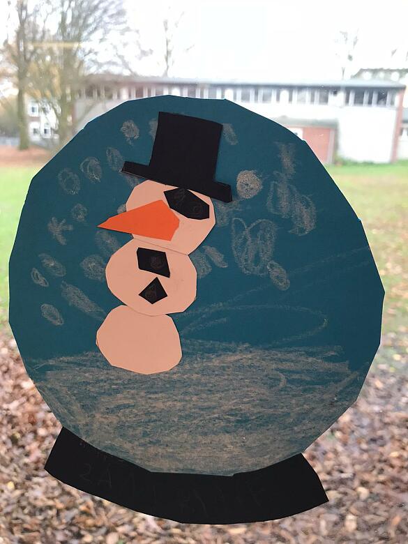 Schneemann am Fenster