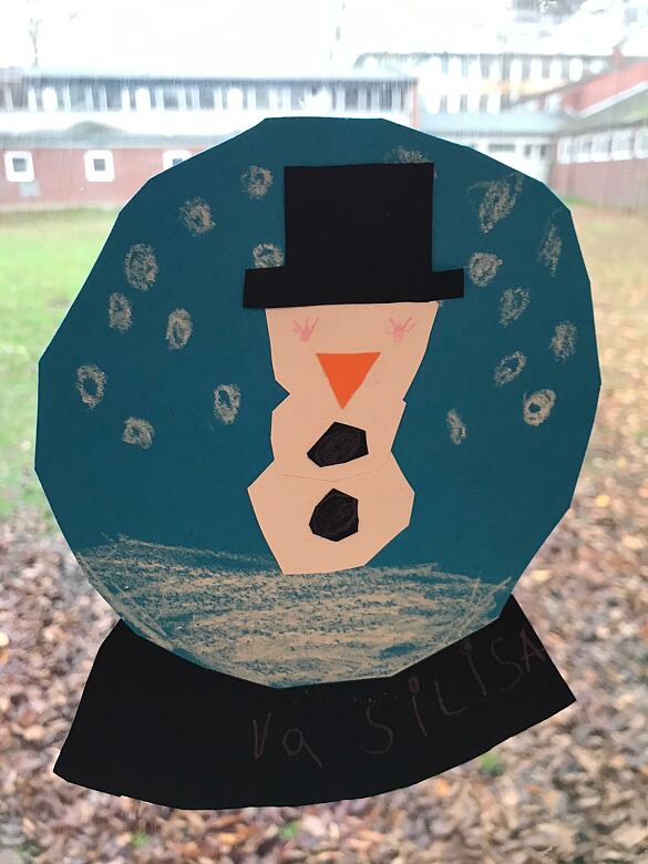 Schneemann am Fenster