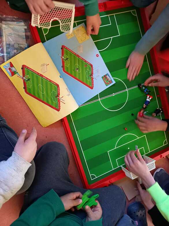 Ein Fu&szlig;ballfeld als Spielzeug