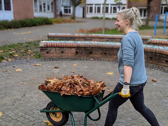 ...und sogar Frau Herberger packt mit an!